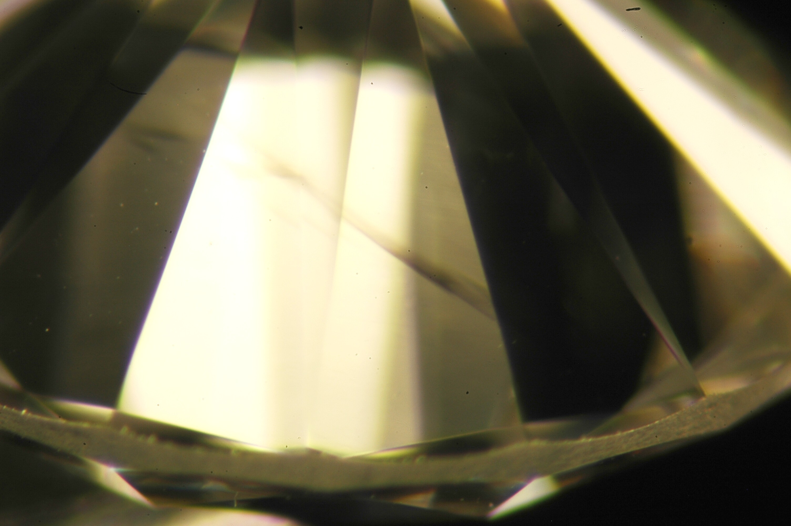 CVD China made synthetic diamond, 0149ct showing growth mark at pavilion (x25 magnification)